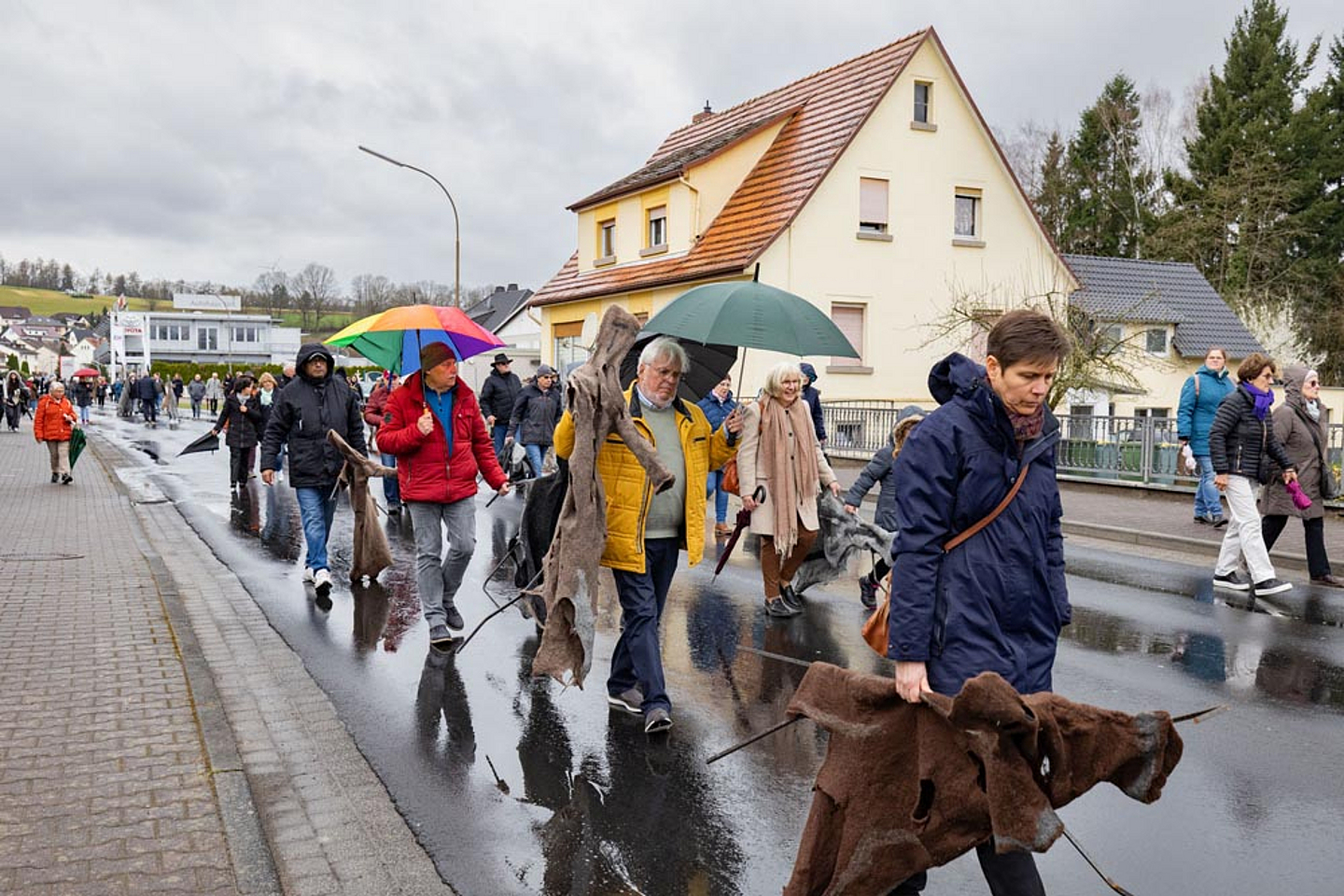 Gedenkperformance Todesmarsch der Häftlinge des KZ Katzbach