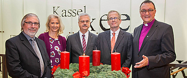 Adventlich gestimmt im Kasseler Haus der Kirche (v.r.): Bischof Prof. Dr. Hein mit Gastredner Prof. Dr. Dr. Kruse, Präses KR Dr. Dittmann, Pfarrerin Schwermann (Leiterin der Öffentlichkeitsarbeit) und Vizepräsident Dr. Knöppel. (Foto: medio.tv/Schauderna)