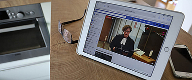 Gottesdienst am Küchentisch: Am letzten Sonntag ging Bischöfin Dr. Hofmann mit einer Video-Andacht online. Und es entstehen immer weitere Angebote für Glaube und Gottesdienst medial, an denen Sie von zu Hause aus teilnehmen und mit der Kirche verbunden bleiben können. (Foto: medio.tv/Küster)