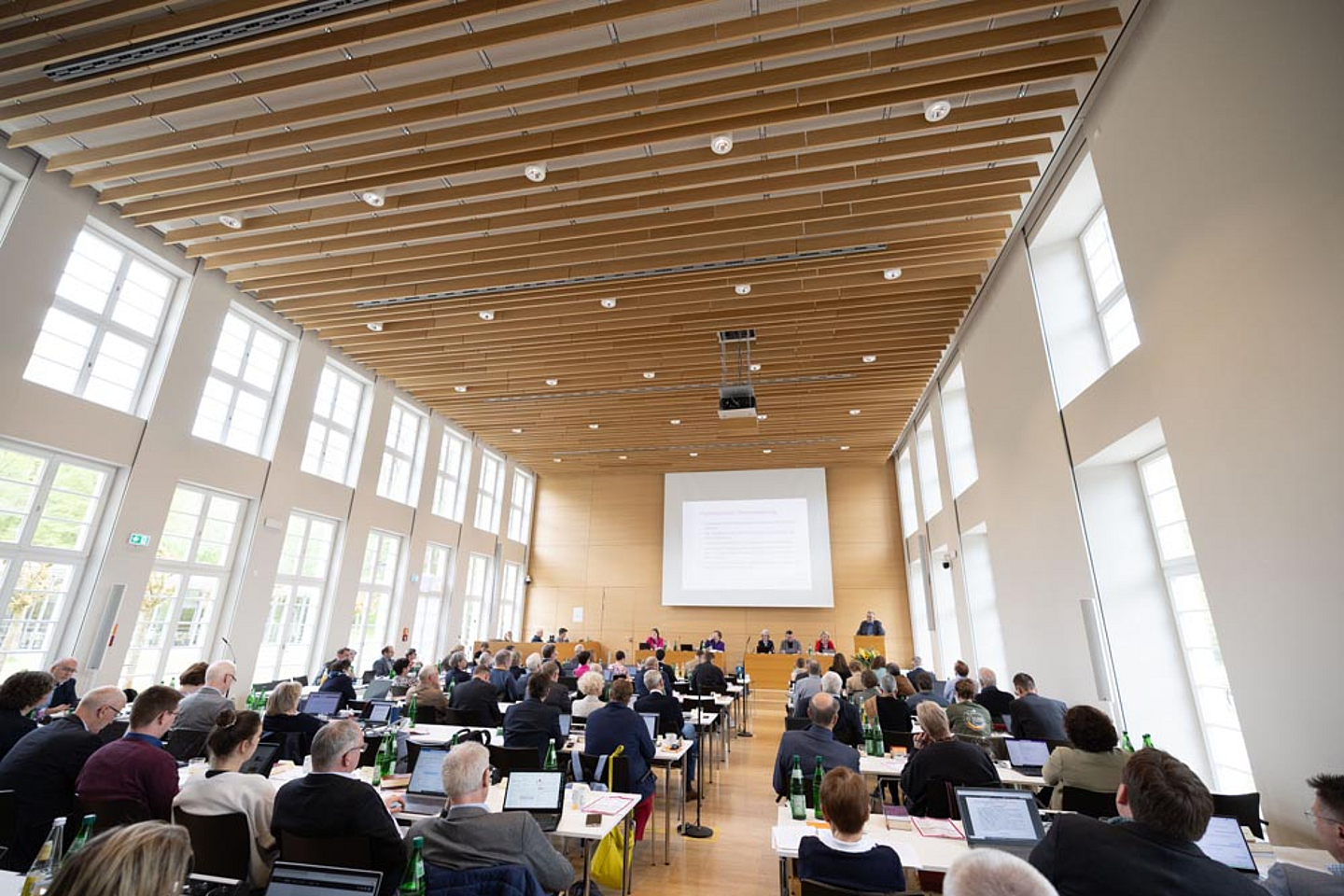 Blick in den Synodalsaal