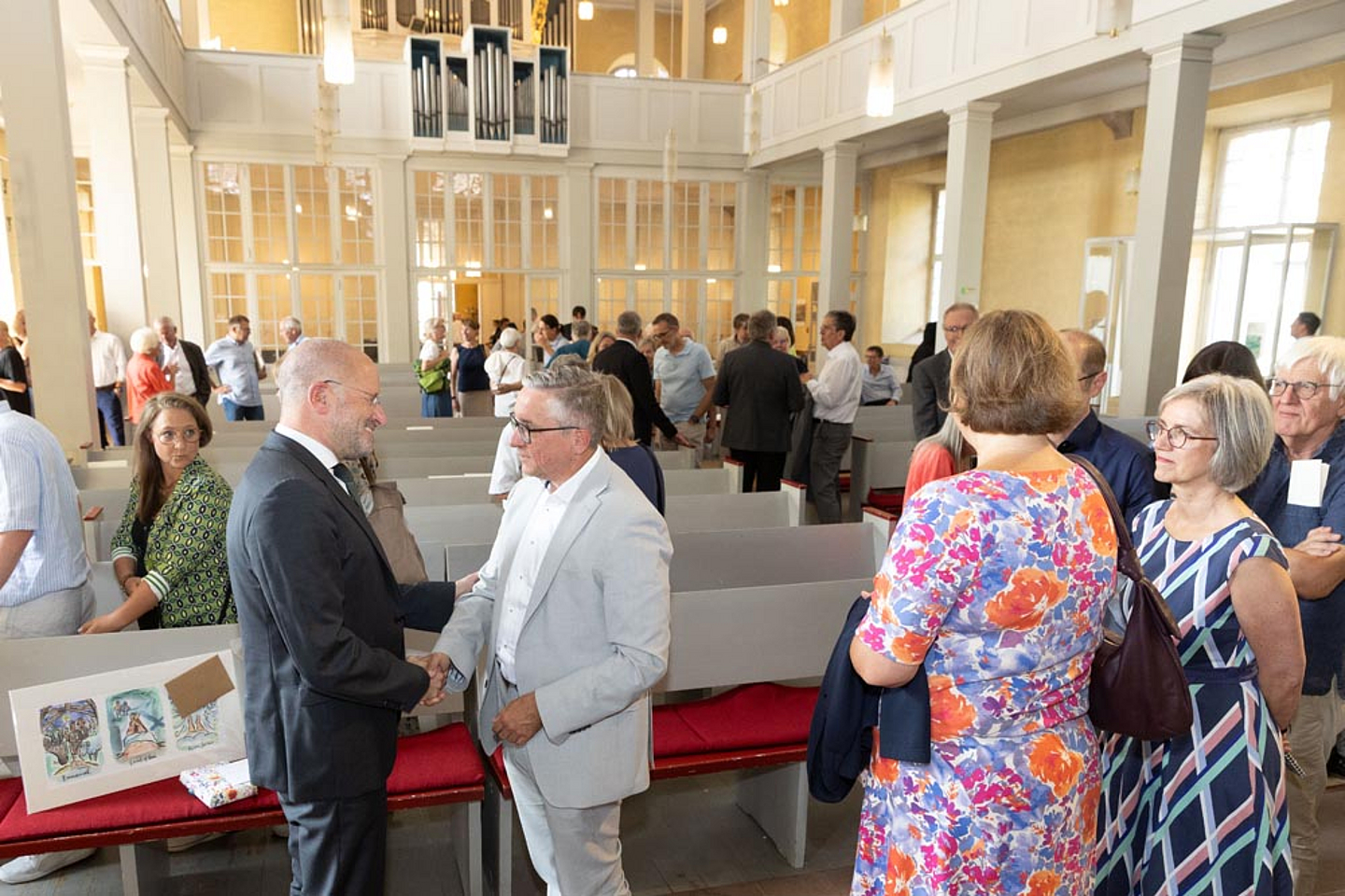 Gratulationen zur Einführung im Anschluss an den Gottesdienst: Propst Norbert Mecke (l.) und Bernd Bark, Leiter der Stabsstelle Kommunikation im Landeskirchenamt (2.v.l.) Gratulationen zur Einführung im Anschluss an den Gottesdienst: Propst Norbert Mecke (l.) und Bernd Bark, Leiter der Stabsstelle Kommunikation im Landeskirchenamt (2.v.l.)