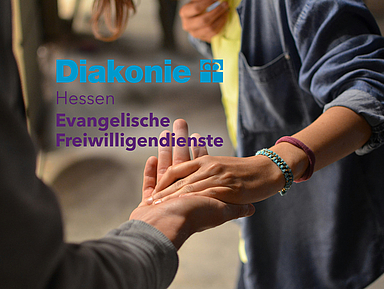 Das Foto zeigt einen jungen Menschen, der einer Person hilft. Daneben ist das Logo der Freiwilligendienste in Hessen abgebildet.