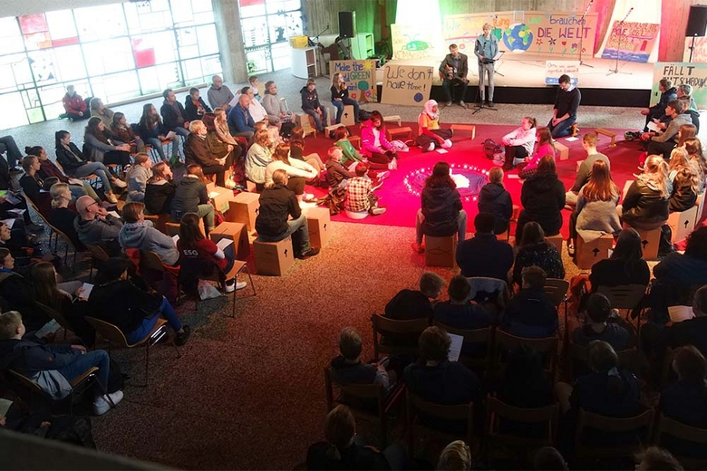 Klimagebet am 20. September 2019 in der Kasseler Jugendkulturkirche «Cross». (Foto: Schülerarbeit der EKKW)