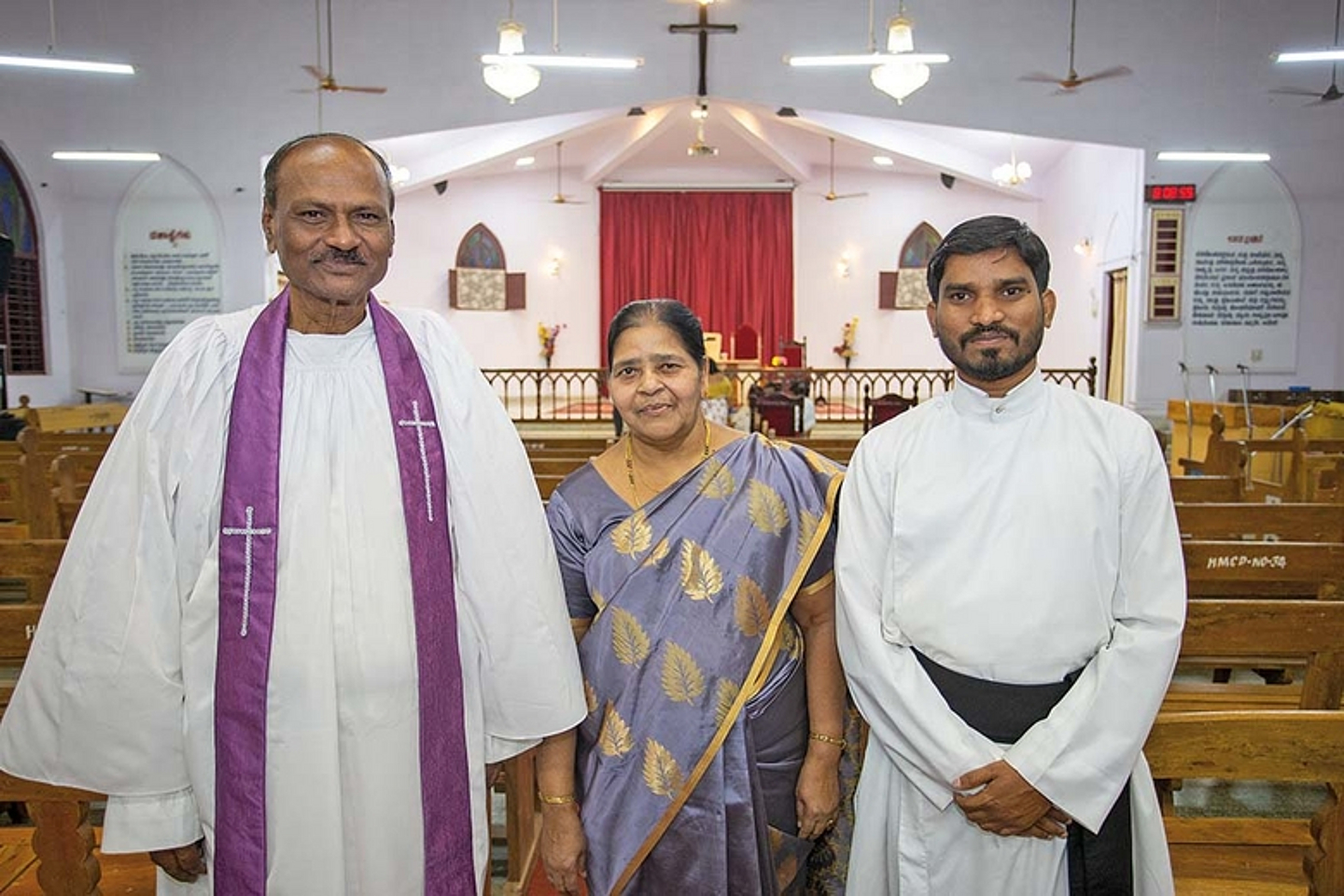 Die drei Pfarrer Samuel S. Sakkari, Hanna Niranjan und G. Nanda Kumar in der Hebich Memorial Church in Dharwad, alle drei haben einst mit einem Stipendium der Ausbildungshilfe Theologie studiert. (Foto: medio.tv/Dellit)