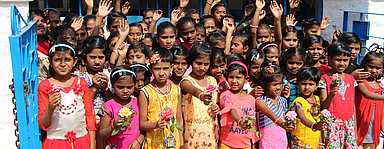 Partnerbesuch bei der Church of South India - Karnataka Northern Diocese im Januar 2020: Unser Foto zeigt Kinder des Waisenheims Summadi, die die Delegation freudig empfangen.  (Foto: medio.tv/Müller)