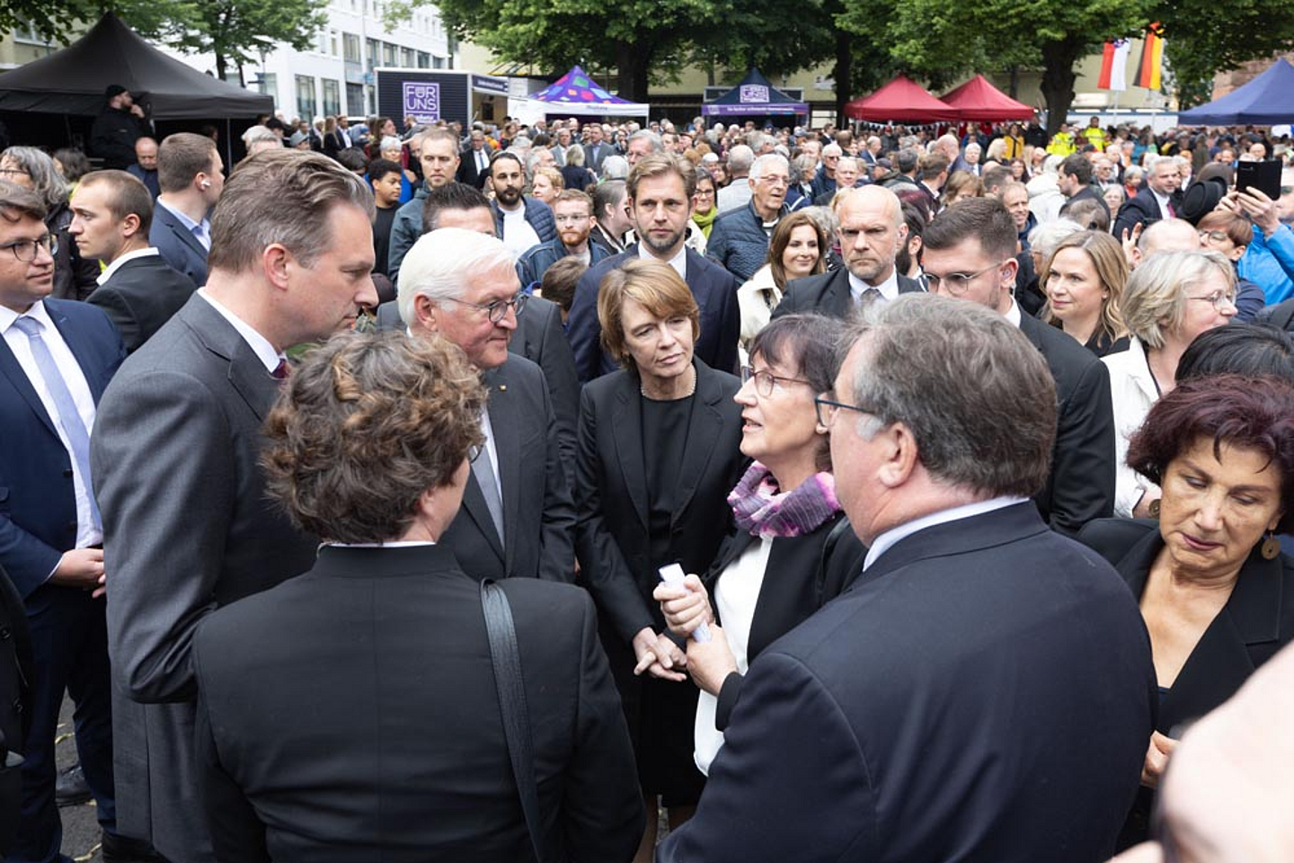 Bundespräsident Frank-Walter Steinmeier (2.v.l.) im Gespräch mit Irmgard Braun-Lübcke (3..r.) und weiteren Vertreter*innen aus Politik und Kirche - Demokratiefest im Anschluss an das Gedenken in der Martinskirche