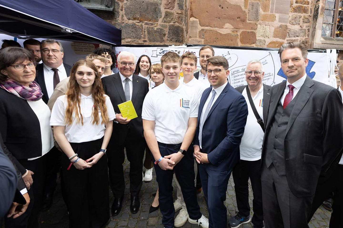 Bundespräsident Frank-Walter Steinmeier (3.v.l.) mit Schülerinnen und Schülern der Walter-Lübcke-Schule Wolfhagen und Vertretern und Vertreterinnen aus der Politik
