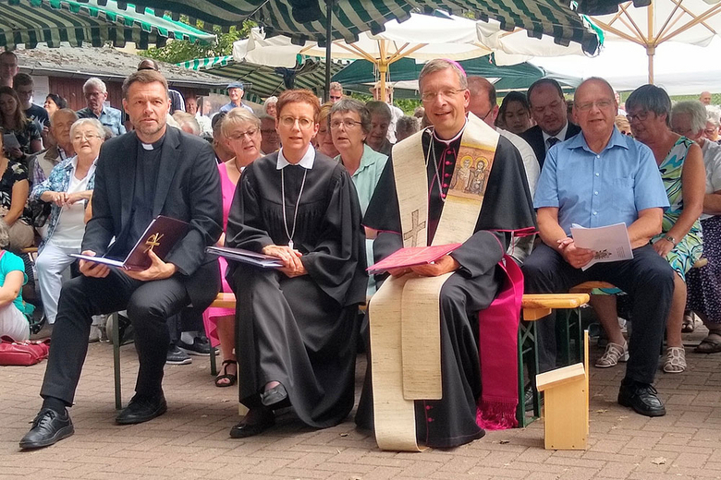 Gestalteten den Gottesdienst zum ökumenischen Schöpfungstag u.a. mit: Bischof Michael Gerber vom Bistum Fulda (r.) und Pröpstin Sabine Kropf-Brandau von der Evangelischen Kirche von Kurhessen-Waldeck. (Foto: medio.tv/Weiß)