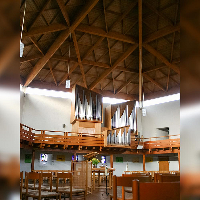 Unser Foto zeigt die Holzdecke der Kirche, deren Hölzer einen Davidstern andeuten.