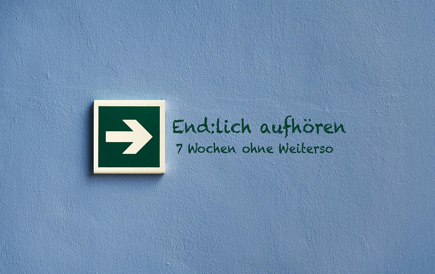 Das Bild zeigt ein grünes Schild mit einem weißen Pfeil nach rechts an einer blauen Wand. Rechts daneben steht in grüner, handschriftähnlicher Schrift: „End:lich aufhören“ und darunter kleiner „7 Wochen ohne Weiterso“. Das Motiv wirkt schlicht und verweist symbolisch auf einen neuen Weg oder eine Richtungsänderung.