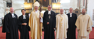 Erzbischof Urmas Viilma (3.v.l.), Bischof Martin Hein (mitte) und Erzbischof Emeritus Andres Põder (3.v.r.) nach einem Gottesdienst im Dom zu Talinn.