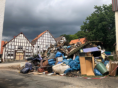 Zusammengetragene Müllberge bei den Aufräumarbeiten in Gottsbüren.