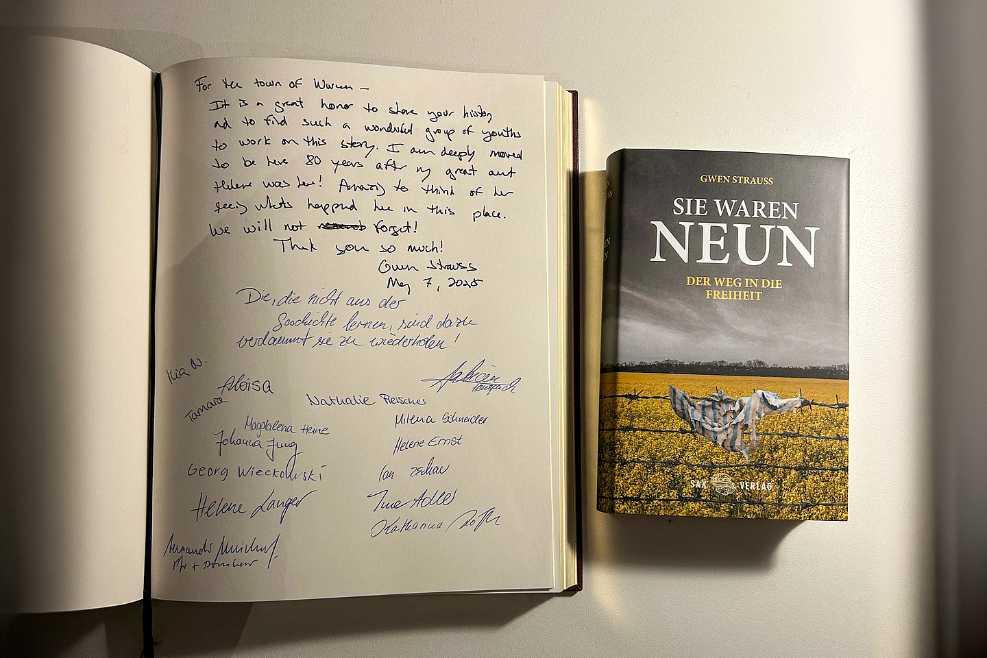 Die deutsche Übersetzung des Romans und eine Widmung von Autorin Gwen Strauss. Die deutsche Übersetzung des Romans und eine Widmung von Autorin Gwen Strauss.