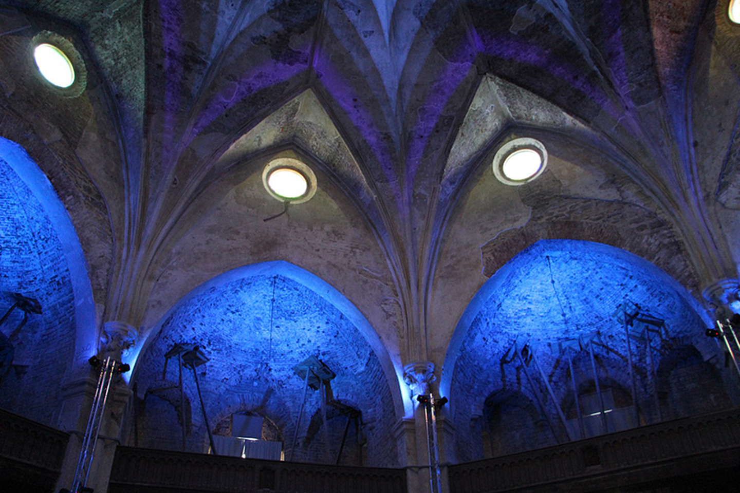 Videoinstallation unter der Kuppel der stark sanierungsbedürftigen Alexanderkirche in Narva