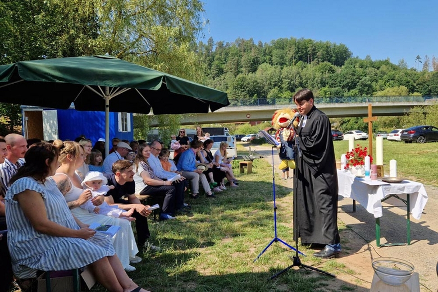 Tauffest am Ufer der Fulda bei Malsfeld. (Foto-Quelle: Pfarrer Henning Reinhard)