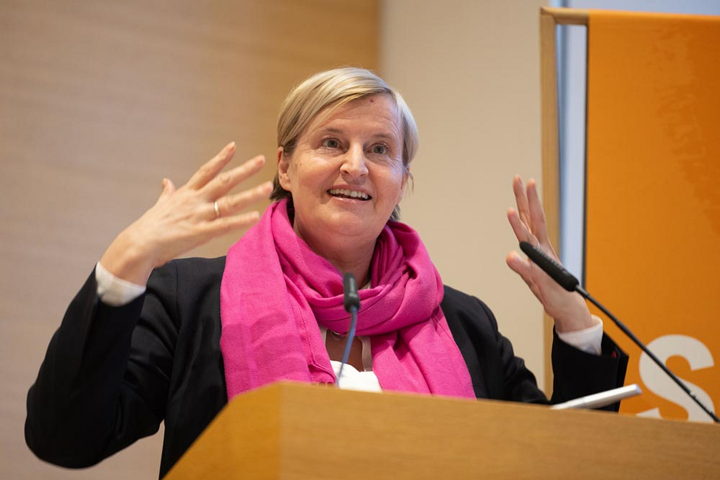 Pfarrerin Dr. Dagmar Pruin, Präsidentin von Brot für die Welt und der Diakonie Katastrophenhilfe sprach am Freitagabend vor der Synode