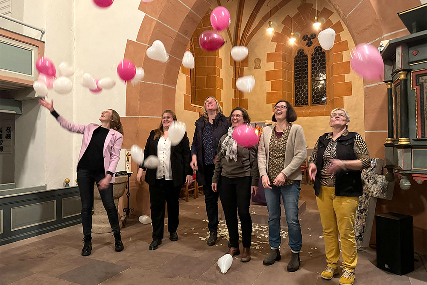 Das Foto zeigt das Valentinstags-Team mit Vikarin Anne-Christin Pforr.