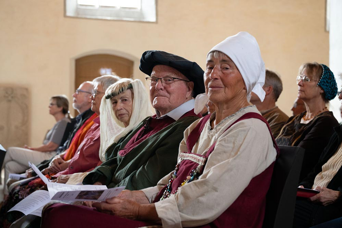 Zahlreiche Besucherinnen und Besucher waren in historischer Gewandung gekommen