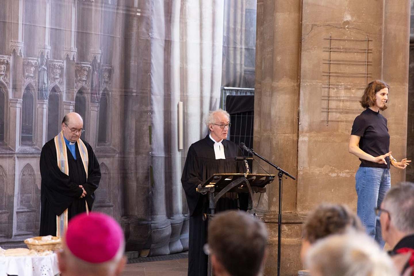 (V.l.): Pastor Jürgen Blum, Pfarrer Dr. Martin Streck, Gebärdensprachdolmetscherin Lydia Elett - Ökumenischer Gottesdienst in der Elisabethkirche
