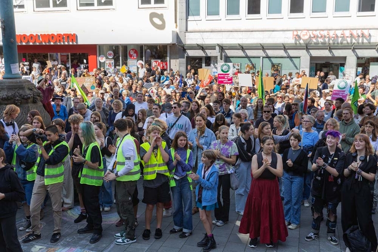 Am 15. September folgten viele Menschen dem Aufruf und gingen zum Klimastreik für Klimagerechtigkeit und konsequentes Handeln auf die Straße. Unsere Fotos entstanden beim Klimastreik in Kassel. (Foto: medio.tv/Schauderna)
