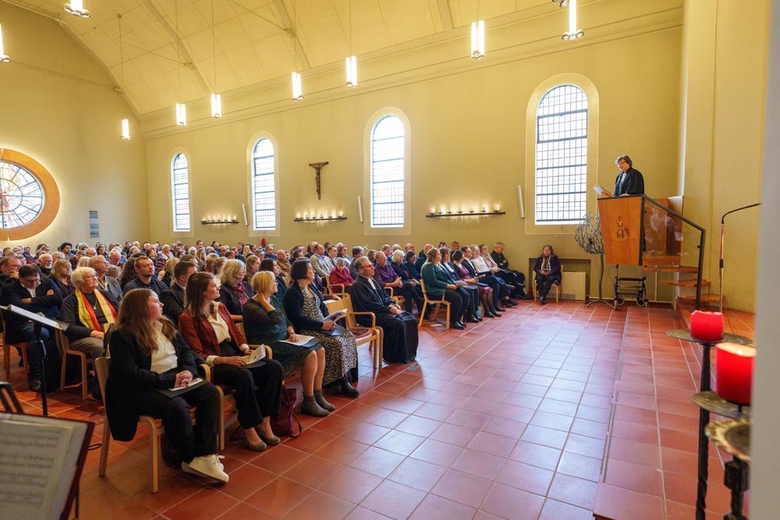 Bischöfin Prof. Dr. Beate Hofmann predigte im Gottesdienst in der Hephata-Kirche. (Foto: Hephata-Archiv/Stefan Betzler)