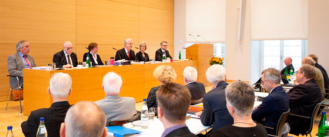 Das Präsidium der Synode mit (v.l.) Vizepräsident Dr. Knöppel, Prälat Böttner, Bischöfin Dr. Hofmann, Präses Dr. Dittmann, Dr. Schneider-Wölfinger und Dr. Mantey. (Foto: medio.tv/Schauderna)