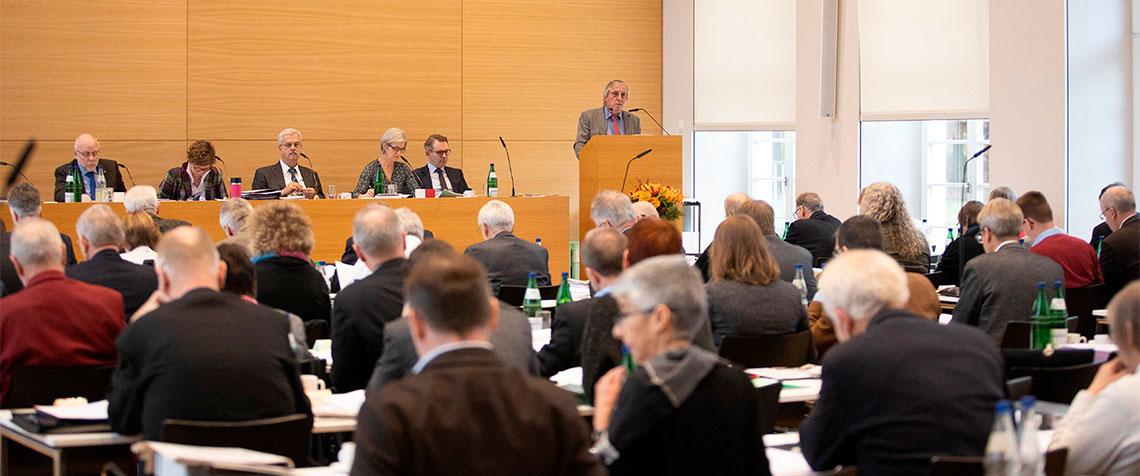 Vizepräsident Dr. Knöppel vor den Synodalen in Hofgeismar. (Foto: medio.tv/Schauderna)