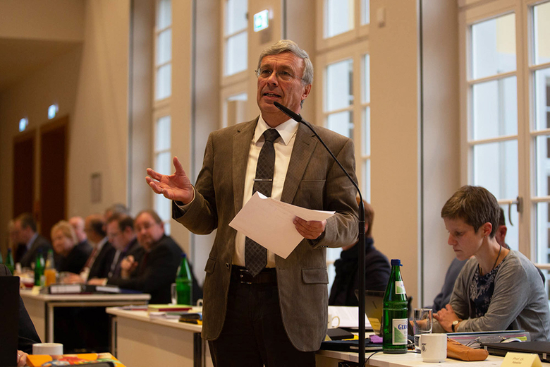 Günter Ungermann (Neuhof) mit seinem Bericht aus einer Arbeitsgruppe zum Finanzbericht von Vizepräsident Dr. Volker Knöppel