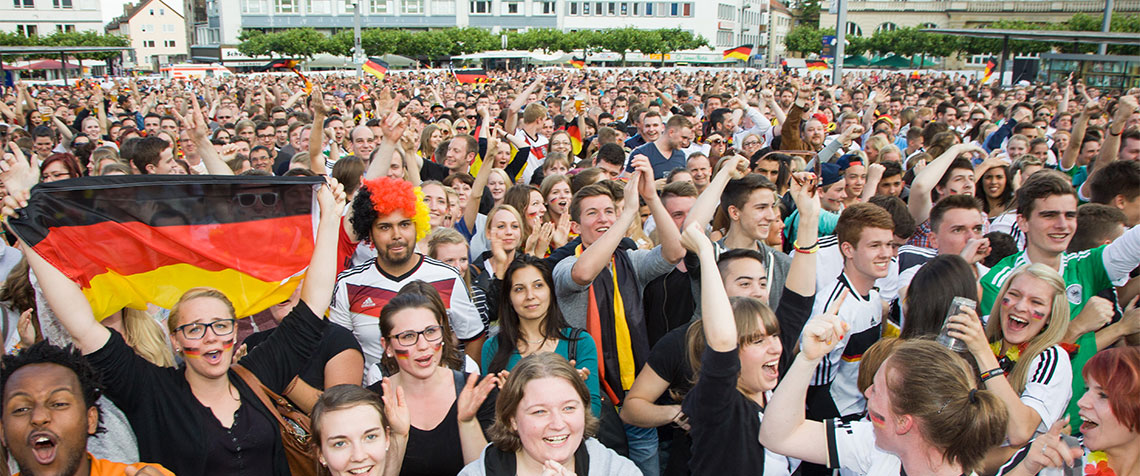 Bangen und Jubeln: Auch zur WM 2018 bieten viele Kirchengemeinden Public Viewing an. Unser Foto zeigt Menschen während der WM 2014 auf dem Kasseler Königsplatz. (Foto: medio.tv/Schauderna)