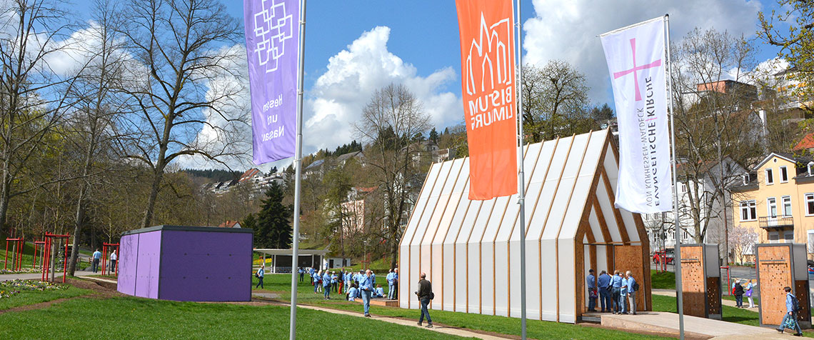 In der transparenten und nachts illuminierten «Lichtkirche» wird das Kirchenprogramm auf der Landesgartenschau in Bad Schwalbach präsentiert. (Foto: EKHN)