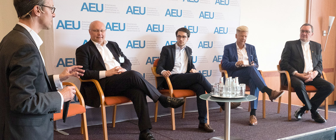 Die Digitalisierung im Fokus (v.l.): Daniel Hoster (Vorstandsmitglied des AEU), Friedhelm Wachs (2. Vorsitzender des AEU), Paul Wilhelm von Preußen (Commerzbank), Bernd Hanheiser (Unternehmer) und Bischof Martin Hein (Foto: Genthe)