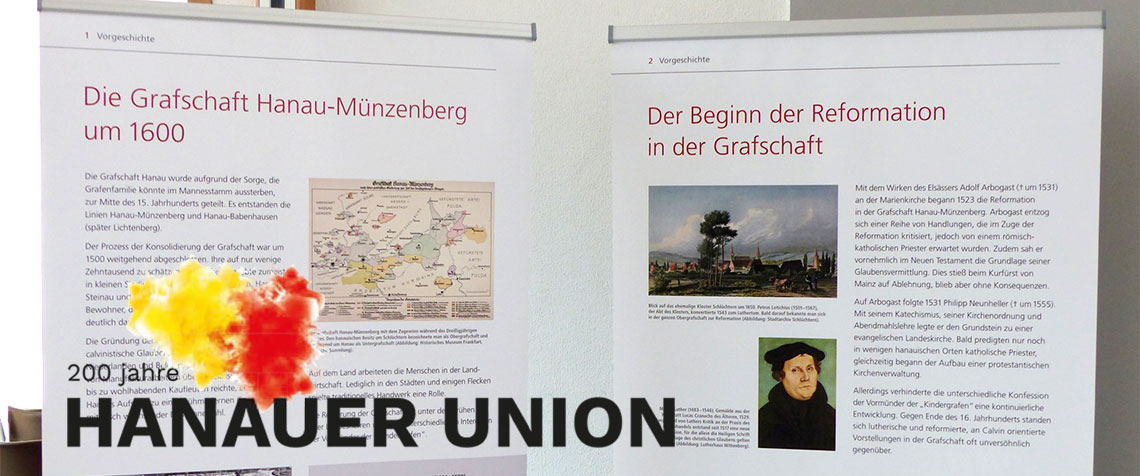 Unser Foto zeigt zwei von insgesamt 10 Ausstellungstafeln, die jetzt in der in der neuen Alten Johanneskirche gezeigt werden und danach in die Marienkirche und den Stadtladen in Hanau wandern werden. (Foto: medio.tv/Heller, Montage Küster)