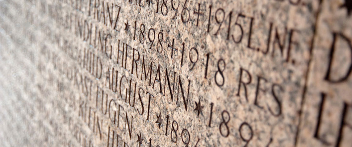 Gedenktafel für Tote des Ersten Weltkriegs - Etwa 17 Millionen Menschen verloren von 1914 bis 1918 in diesem Krieg ihr Leben. (Foto: medio.tv/Aumann)