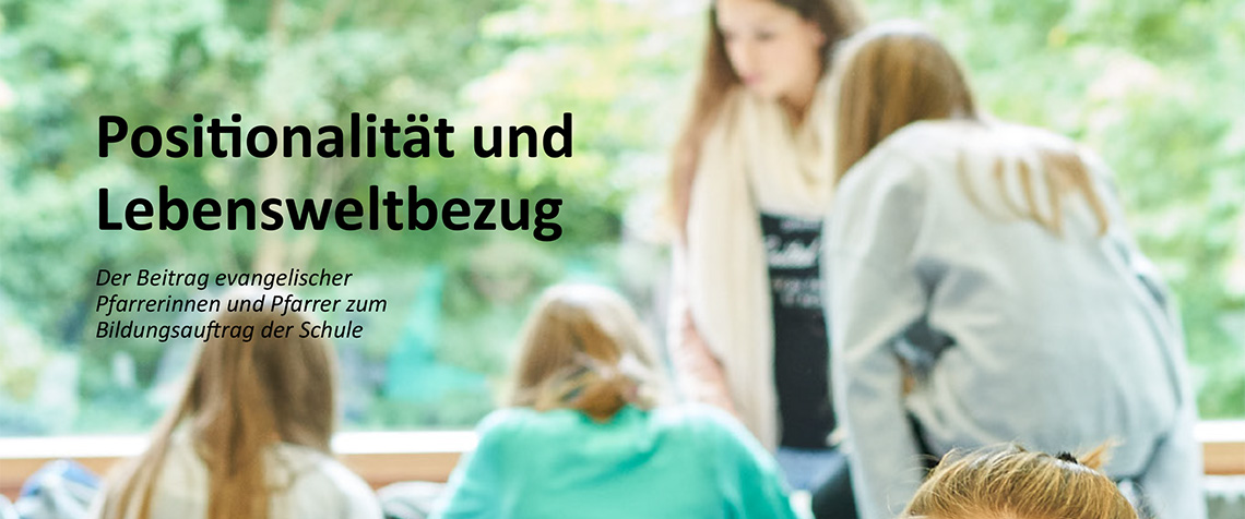 Die Schulpfarrerinnen und -pfarrer arbeiten an einer der wichtigsten Schnittstellen von Kirche und Staat sowie Religion und Gesellschaft. Unser Foto zeigt einen Ausschnitt aus dem Titelbild der Broschüre. 
