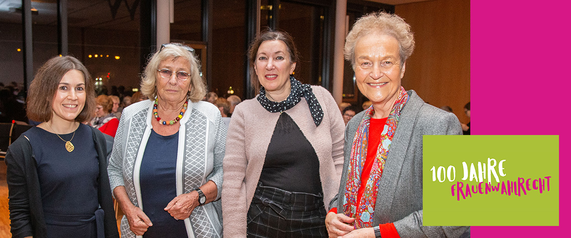 (V.l.n.r.:) Debora Gillessen (Referat Erwachenenbildung im Landeskirchenamt), Carmen Thomas (Redakteurin und Moderatorin), Moderatorin Sharon Adler (Journalistin und Fotografin), Prof. Dr. Herta Däubler-Gmelin (Bundesministerin der Justiz a.D.)