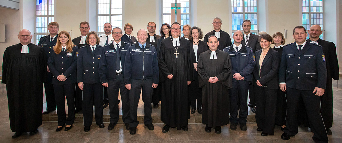 Der beim Adventsgottesdienst der Polizeiseelsorge eingesegnete Polizeiseelsorgebeirat der Landeskirche mit Landespolizeipfarrer Kurt Grützner (l.) und Bischof Prof. Dr. Martin Hein (1.R.6.v.l.)