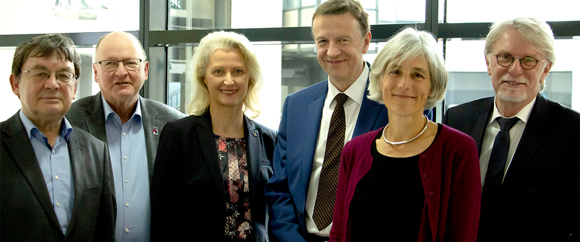 Die Vorsitze-Riege der LPR Hessen (v.l.): Eckehart Blume (Rechts- und Satzungsausschuss), Thomas Müller (Haushaltsausschuss), Petra Schwermann (Programmausschuss), Jörg Steinbach (Versammlung), Dr. Andrea Jahnen (Versammlung), Joachim Becker (Direktor)