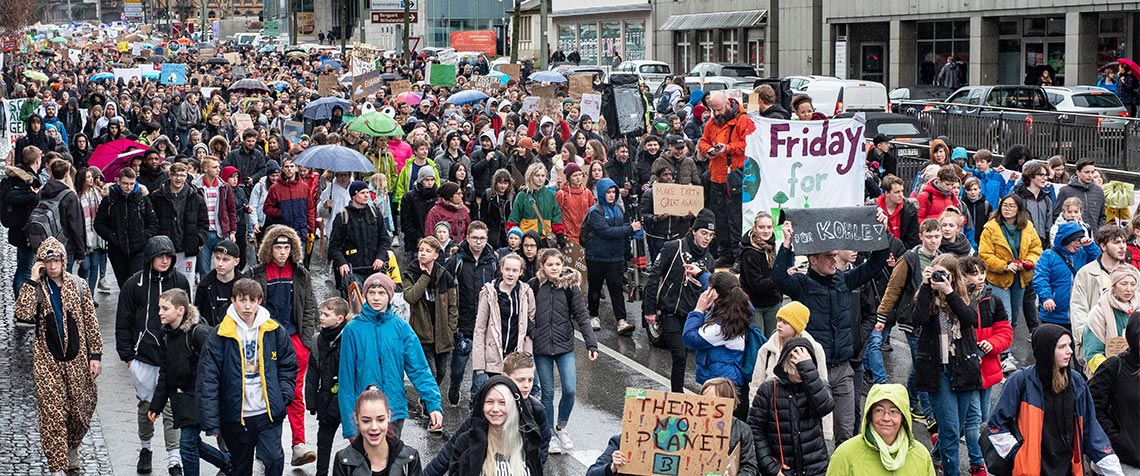 Am Freitag (15.3.) haben in zahlreichen Städten Deutschlands und der Welt Schülerinnen und Schüler für eine klimagerechte Politik demonstriert, auch in Kassel gingen tausende Schüler auf die Straße. (Foto: medio.tv/Schauderna)