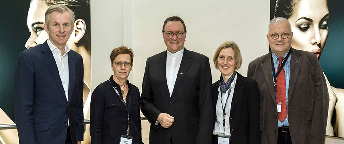 Jan Rinnert (Vorsitzender der Geschäftsführung, l.) von Hereaus mit Bischof Martin Hein (Mitte), Pröpstin Sabine Kropf-Brandau (2.v.l., Pfarrerin Heike Mause und Fachreferent Ralf Weidner (r.) in der Hanauer Firmenzentrale. (Foto: W. Hartmann / Heraeus)