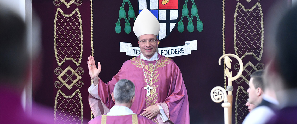 Amtseinführung im Fuldaer Dom: Der neue Bischof von Fulda, Dr. Michael Gerber, auf dem Fuldaer Bischofsstuhl. (Fotos: Arnulf Müller / Bistum Fulda)