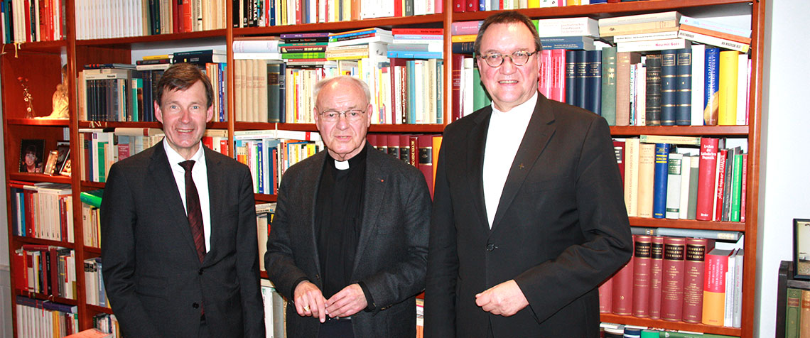 Besuch in Fulda: Bischof em. Heinz Josef Algermissen (Mitte) mit Bischof Martin Hein (r.) und Dekan Bengt Seeberg (Kirchenkreis Fulda). (Foto: Ohnesorge / Bistum Fulda)