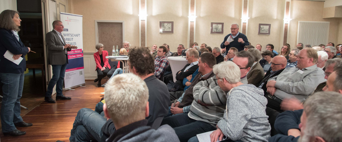 Großes Interesse am Thema: Ute Göpel und Hartmut Schneider von der Fachstelle «Kirche im ländlichen Raum» moderierten die gut besuchten Dialogforen. (Fotos: medio.tv/Balzer)