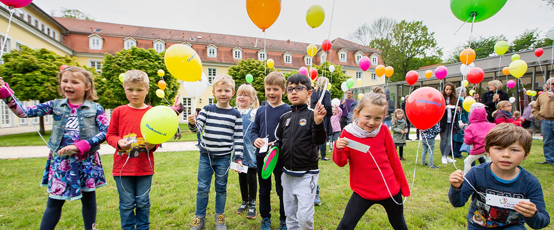 Waren ganz bei der Sache: Die 80 Kinder, die an der ersten Kindersynode in Hofgeismar teilnahmen, ließen zum Abschluss 80 Luftballons in den Himmel steigen. (Foto: medio.tv/Schauderna)