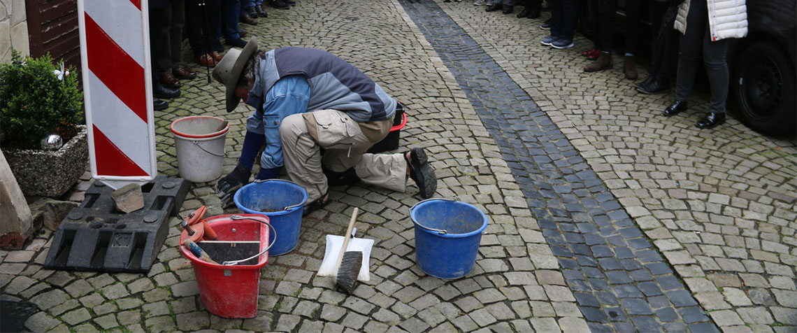 Die Stolpersteine erinnern in der Braugasse an Doris Mathias und vier ihrer Verwandten und in der Wagnergasse an Hans Joachim Spier und seine Familie. (Foto: Uli Köster/Treysa)