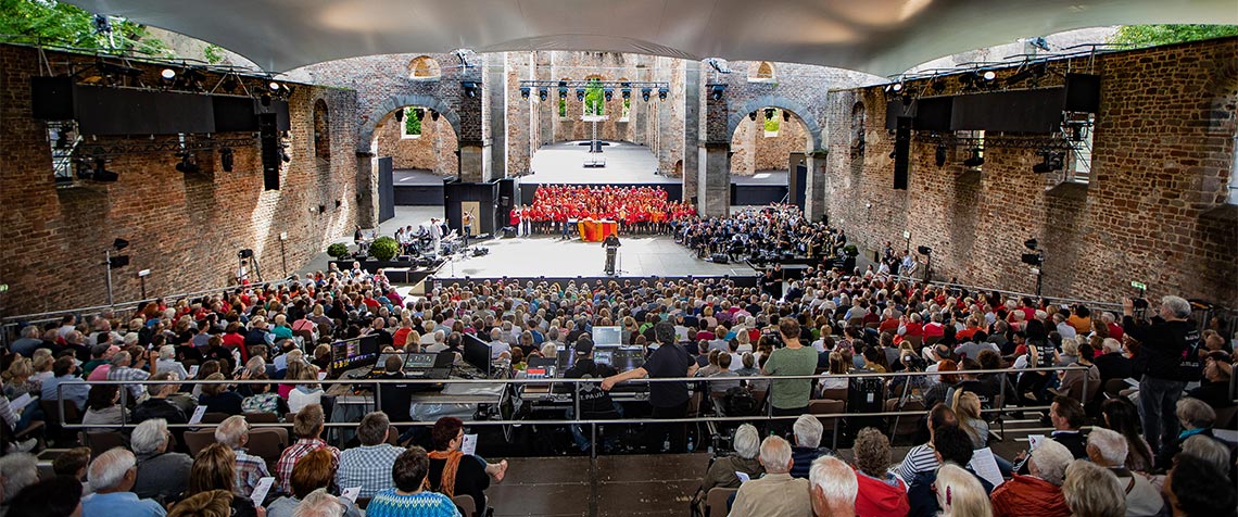 Festlicher Pfingst-Gottesdienst in der voll besetzten, rund 1.200 Besucher fassenden Stiftsruine in Bad Hersfeld. (Foto: medio.tv/Schauderna) 