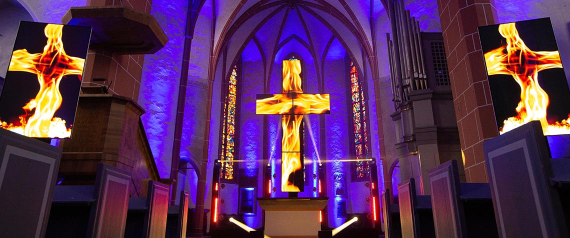 Eines der Hessentags-Highlights: Die zur Feuerkirche umgestaltete Stadtkirche. Besucher mussten wegen Überfüllung teils auf die nächste Vorstellung der multimedialen Feuershow vertröstet werden. So groß war das Interesse. (Foto: medio.tv/Schauderna)