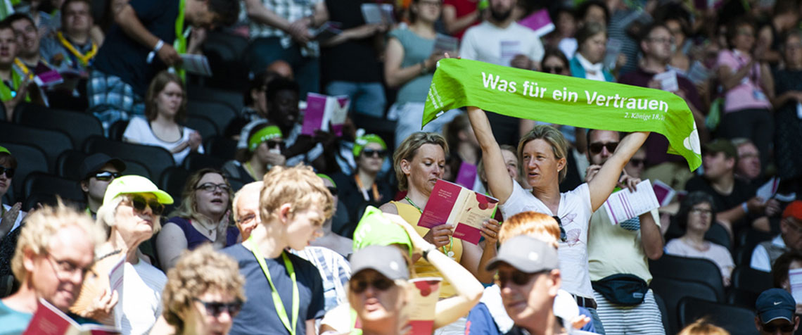 Besucherinnen und Besucher des Schlussgottedienstes im Dortmunder BVB-Fußballstadion. (Foto: DEKT/Dallwitz)