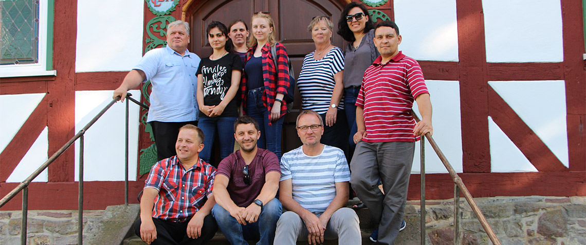 Besuch in der Carlsdorfer Hugenottenkirche (v.o.l.): Bischof Eichholz, Liliia Gasanova, Olga Shlebaeva, Vladislava Shestakova, Inge Rühl, Mariia Vorobeva, Nikolai Baranov, unten: Dimitrii Shlebaev, Nikolai Vorobev, Bernd Müller (Foto: Landeskirchenamt)