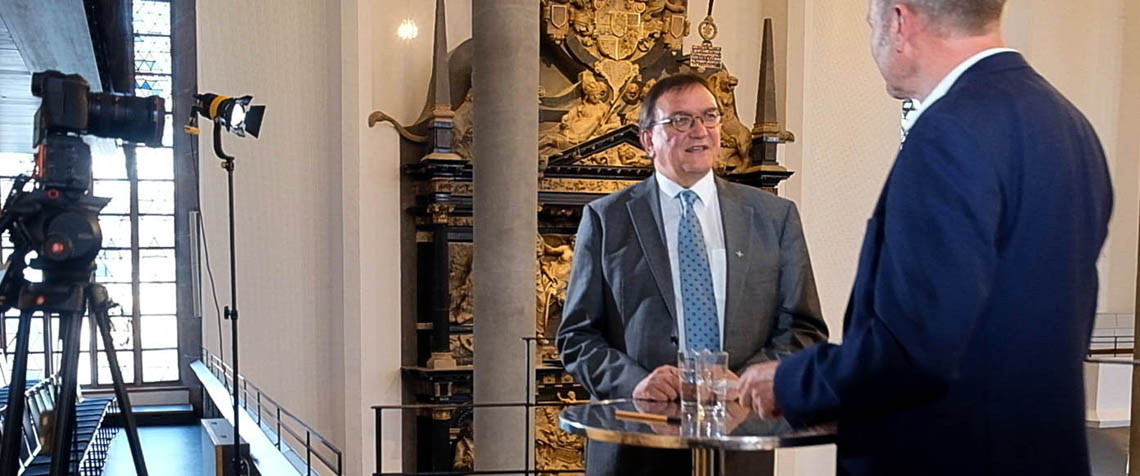 Bischof Prof. Dr. Martin Hein (l.) im Interview mit Medienhausleiter Pfarrer Christian Fischer. (Foto: medio.tv/Schauderna) 