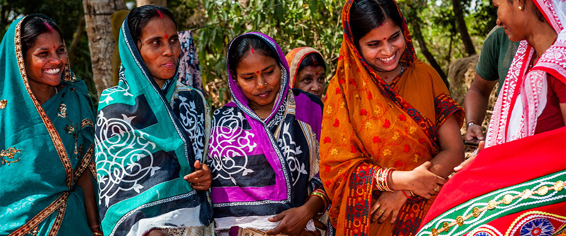 In Indien, dem größten Partnerland von Oikocredit, profitieren z.B. Frauen, die über eine sozial orientierte Mikrofinanzorganisation Schulungen erhalten und mit kleinen Krediten eine Schneiderei oder einen kleinen Laden eröffnen. (Foto: Oikocredit)